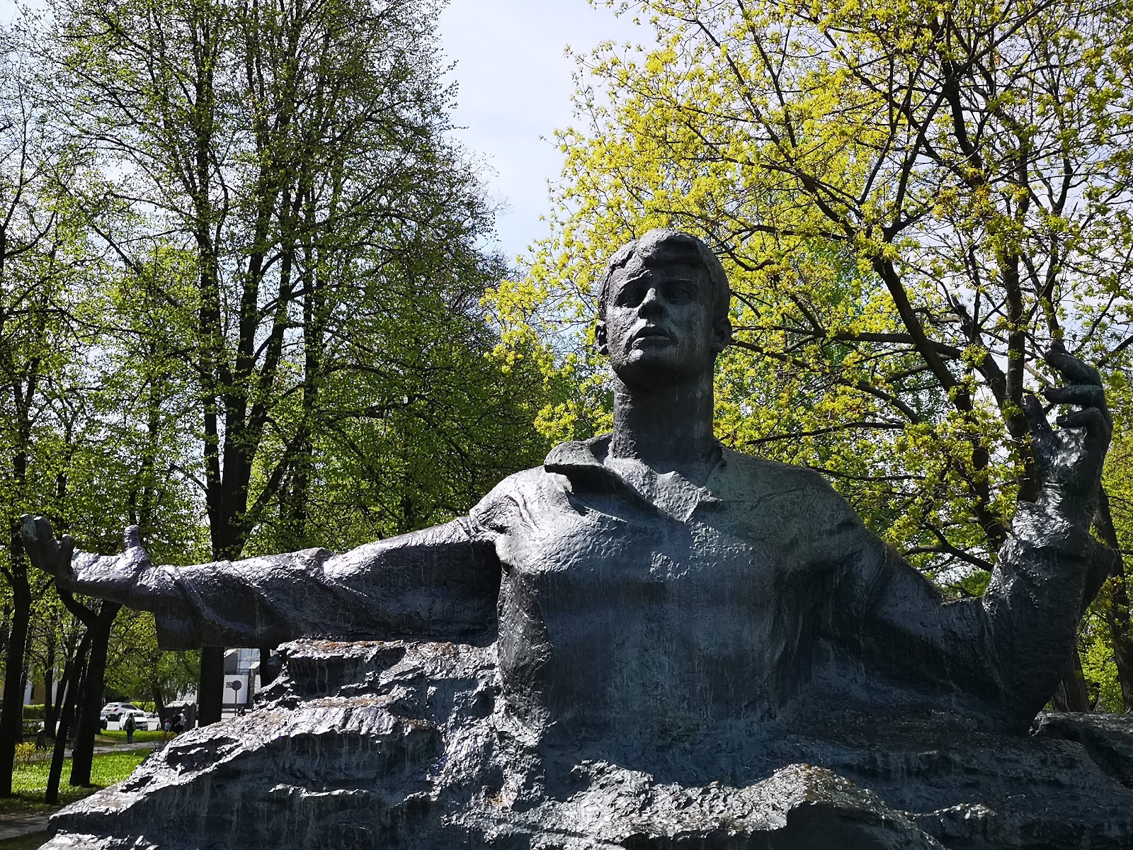 памятник есенину в москве на есенинском бульваре