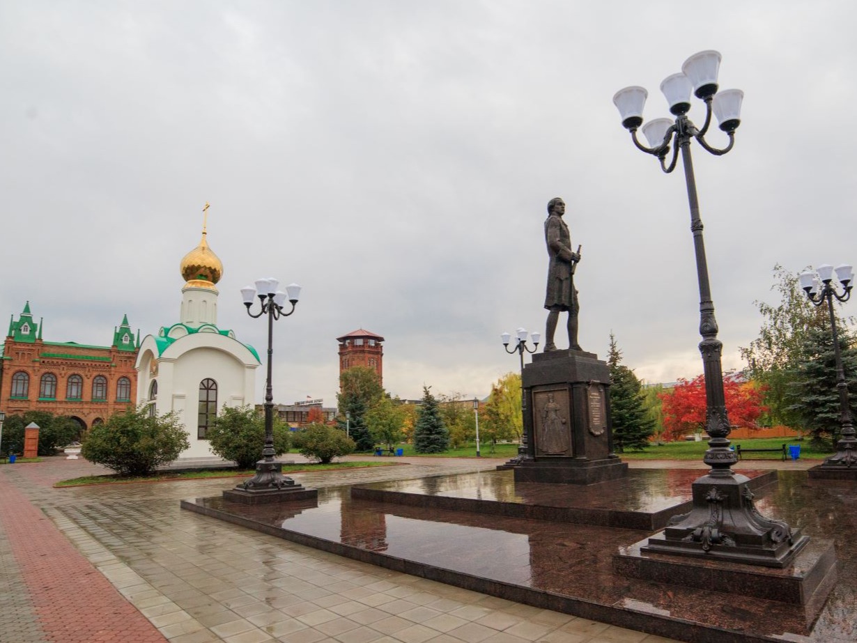 Памятник Кириллову в Бузулуке. Памятники города Бузулука. Бузулук город парк.